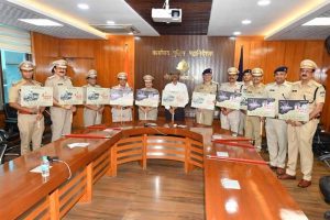 ईमानदार कार्यशैली ही असली पहचान, डीजीपी कैलाश मकवाणा ने अधिकारियों को दिया प्रेरक संदेश ईमानदार कार्यशैली ही असली पहचान, डीजीपी कैलाश मकवाणा ने अधिकारियों को दिया प्रेरक संदेश