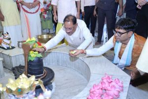 Chief Minister Vishnu Deo Sai visits Kosmanara on Guru Purnima; offers prayers at Satyanarayan Baba Dham.