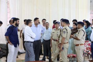 संभाग आयुक्त शर्मा और आईजी मती वर्धन ने कार्यक्रम स्थल पर देखीं व्यवस्थाएं संभाग आयुक्त शर्मा और आईजी मती वर्धन ने कार्यक्रम स्थल पर देखीं व्यवस्थाएं