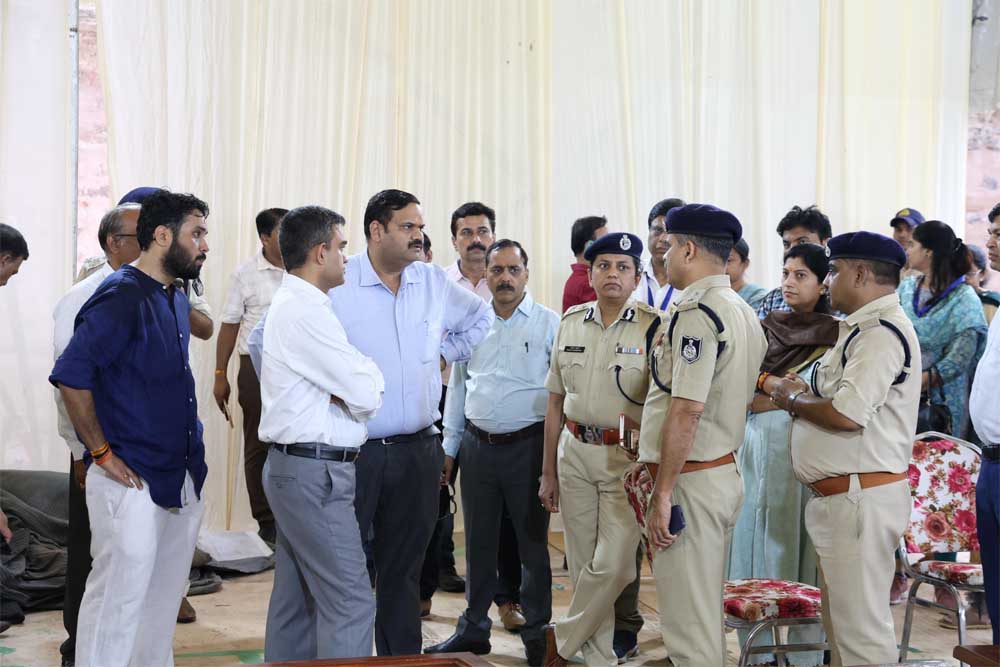 संभाग आयुक्त शर्मा और आईजी मती वर्धन ने कार्यक्रम स्थल पर देखीं व्यवस्थाएं संभाग आयुक्त शर्मा और आईजी मती वर्धन ने कार्यक्रम स्थल पर देखीं व्यवस्थाएं