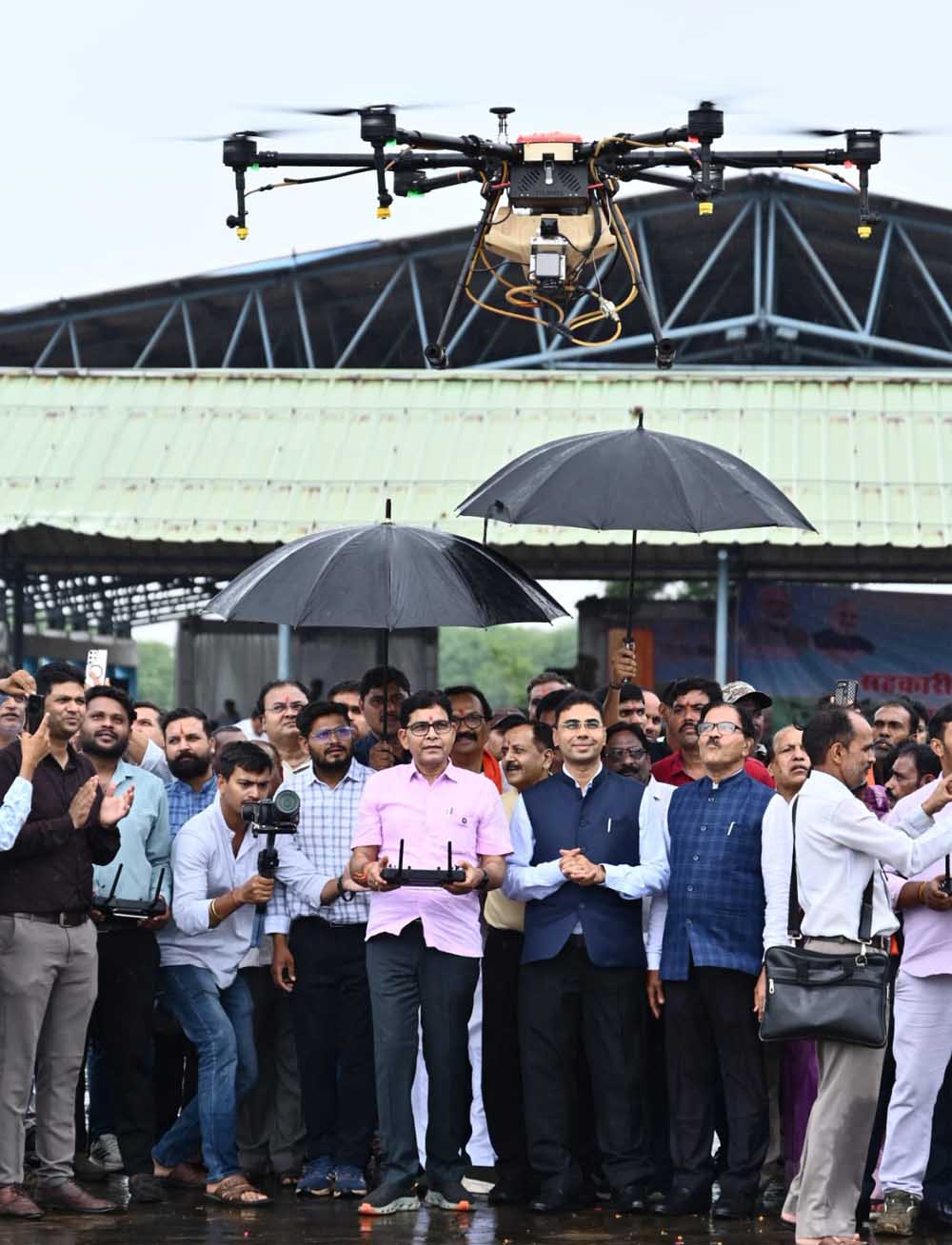 5समितियों में 11ड्रोन तैनात, सहकारिता विभाग ने इस वर्ष 50 हजार एकड़ में ड्रोन छिड़काव का रखा लक्ष्य 5समितियों में 11ड्रोन तैनात, सहकारिता विभाग ने इस वर्ष 50 हजार एकड़ में ड्रोन छिड़काव का रखा लक्ष्य