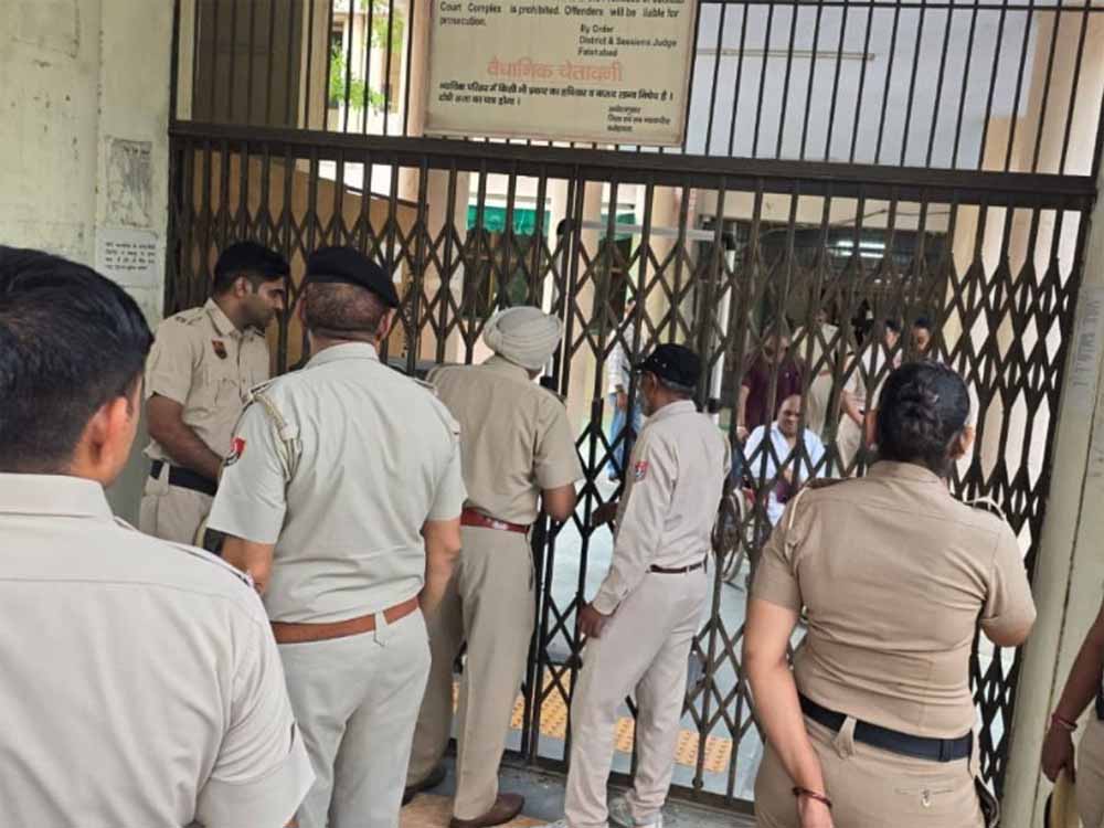 Fatehabad Court Bomb Threat: धमकी मिलते ही मचा हड़कंप, कोर्ट परिसर खाली, जांच शुरू Fatehabad Court Bomb Threat: धमकी मिलते ही मचा हड़कंप, कोर्ट परिसर खाली, जांच शुरू
