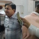 रिश्वत के आरोप पर हरियाणा में बवाल, किसान ने XEN से की हाथापाई रिश्वत के आरोप पर हरियाणा में बवाल, किसान ने XEN से की हाथापाई