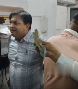 रिश्वत के आरोप पर हरियाणा में बवाल, किसान ने XEN से की हाथापाई रिश्वत के आरोप पर हरियाणा में बवाल, किसान ने XEN से की हाथापाई