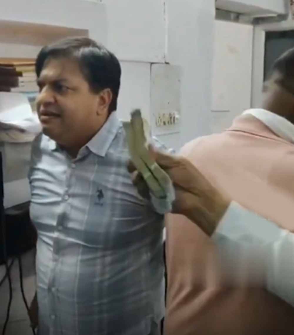 रिश्वत के आरोप पर हरियाणा में बवाल, किसान ने XEN से की हाथापाई