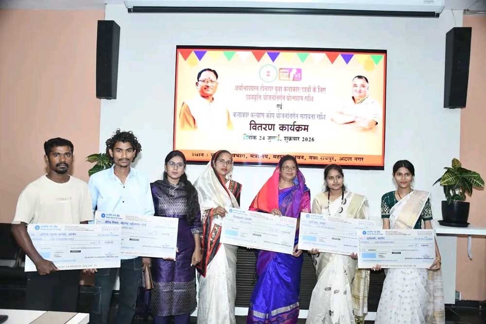 पद्मविभूषण स्व. डॉ. तीजन बाई सहित आठ दिवंगत कलाकारों एवं साहित्यकारों के परिजनों को मिली आर्थिक सहायता, अभावग्रस्त होनहार युवा कलाकारों एवं विद्यार्थियों को भी मिला प्रोत्साहन