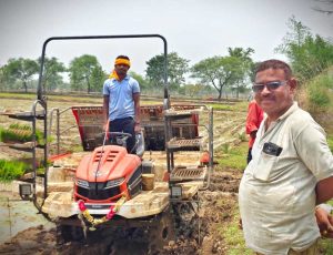 बालोद के भरदाकला में आधुनिक कृषि तकनीक बनी मिसाल, कम समय में बेहतर गुणवत्ता से धान की रोपाई