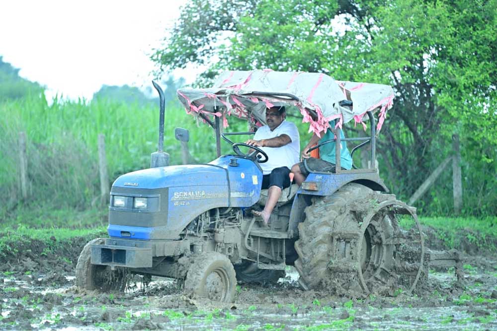स्वयं ट्रैक्टर चलाकर धान रोपाई की तैयारियों का किया शुभारंभ