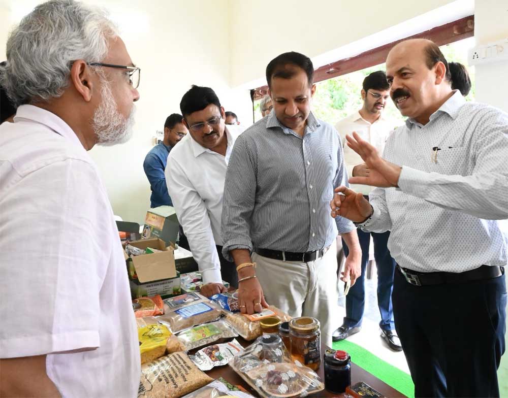 कृषि विश्वविद्यालय में उपलब्ध अधोसंरचनाओं तथा अनुसंधान एवं विस्तार गतिविधियों का जायजा लिया कृषि विश्वविद्यालय में उपलब्ध अधोसंरचनाओं तथा अनुसंधान एवं विस्तार गतिविधियों का जायजा लिया