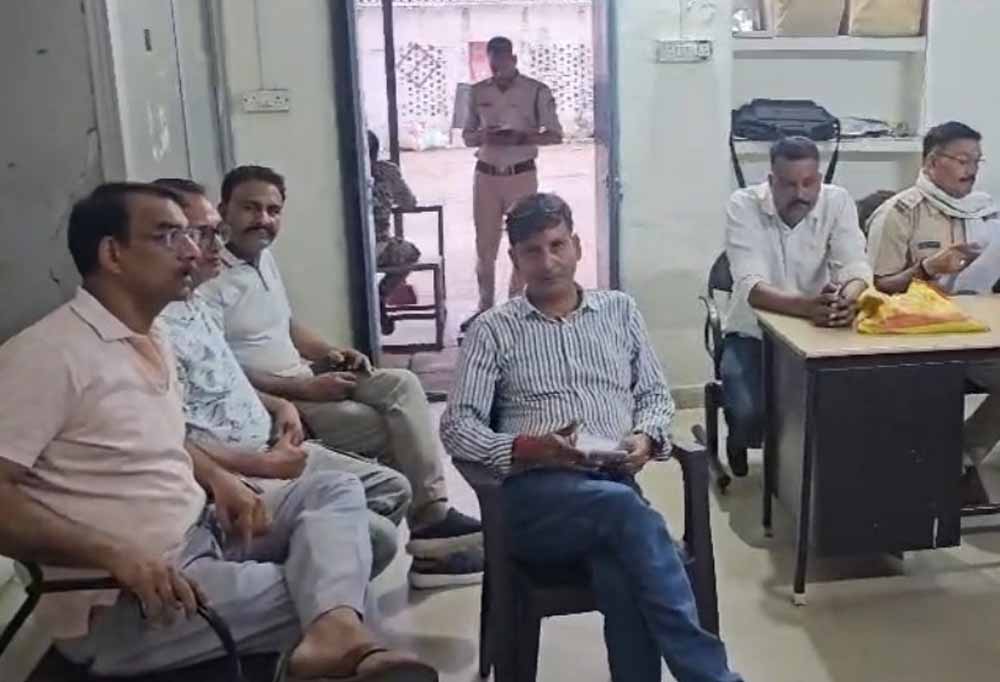 MP के श्योपुर अस्पताल में डॉक्टरों पर दबंगई, युवक ने की मारपीट, मचा बवाल