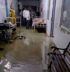 बारिश ने खोली अस्पताल की पोल! गोहद सिविल अस्पताल में भरा पानी, प्रसूति वार्ड कराया गया खाली