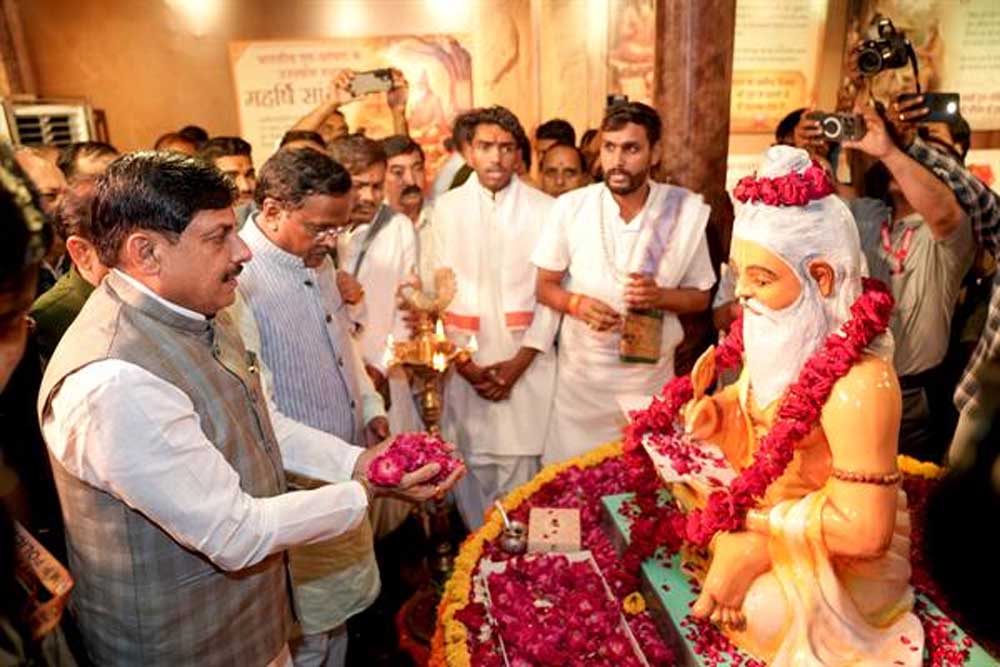 मुख्यमंत्री गुरु पूर्णिमा पर महर्षि सांदीपनि आश्रम में श्रद्धा समारोह में हुए शामिल मुख्यमंत्री गुरु पूर्णिमा पर महर्षि सांदीपनि आश्रम में श्रद्धा समारोह में हुए शामिल