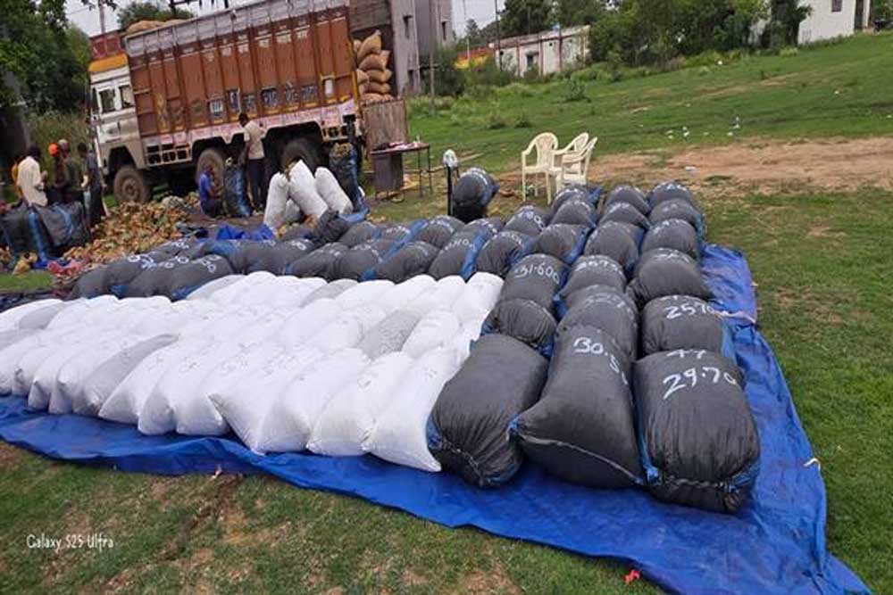 मक्के की बोरियों के बीच छिपाकर ले जाई जा रही 20 क्विंटल 30 किलोग्राम गांजा जब्त मक्के की बोरियों के बीच छिपाकर ले जाई जा रही 20 क्विंटल 30 किलोग्राम गांजा जब्त