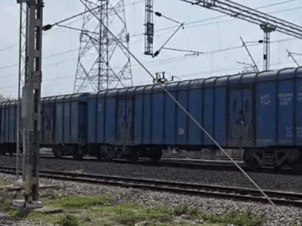 रेलवे ट्रैक के पास संदिग्ध CCTV कैमरा मिलने से अलर्ट, अमृतसर में RPF जांच में जुटी रेलवे ट्रैक के पास संदिग्ध CCTV कैमरा मिलने से अलर्ट, अमृतसर में RPF जांच में जुटी