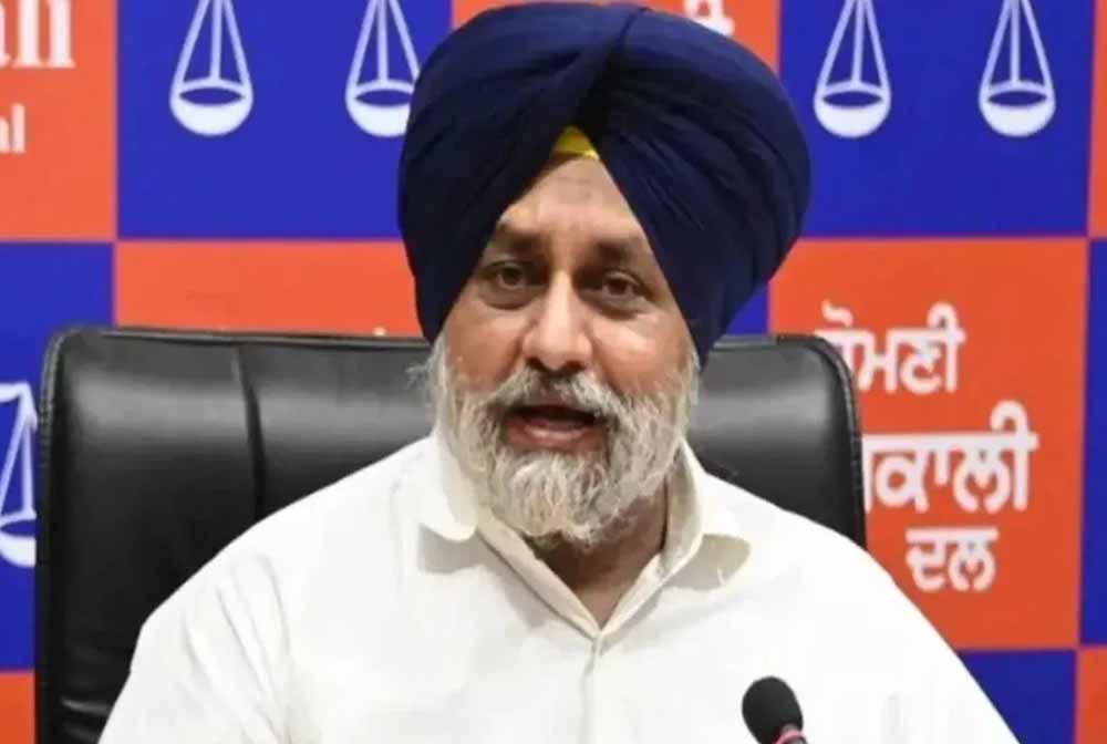 बेअदबी केस में सुखबीर बादल से SIT की पूछताछ, पंजाब की राजनीति में बढ़ी हलचल बेअदबी केस में सुखबीर बादल से SIT की पूछताछ, पंजाब की राजनीति में बढ़ी हलचल