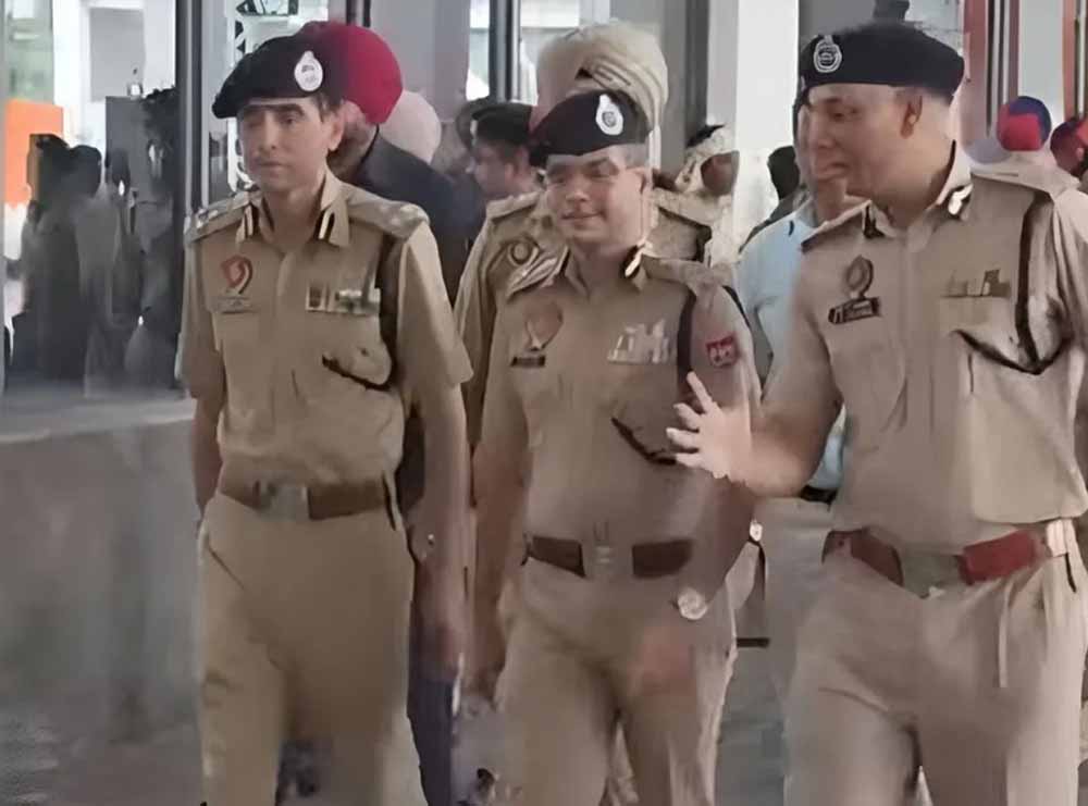 Punjab News: फिरोजपुर में प्रॉपर्टी डीलर के ठिकाने पर ED का छापा, सुबह से जारी तलाशी अभियान Punjab News: फिरोजपुर में प्रॉपर्टी डीलर के ठिकाने पर ED का छापा, सुबह से जारी तलाशी अभियान