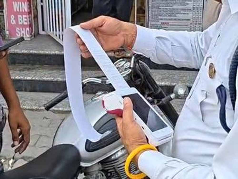 Punjab News: VIP फोन भी नहीं आया काम, ट्रैफिक पुलिस ने पहले थमाई 7 हजार की चालान रसीद Punjab News: VIP फोन भी नहीं आया काम, ट्रैफिक पुलिस ने पहले थमाई 7 हजार की चालान रसीद
