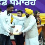 नए कर्मचारियों को नियुक्ति पत्र सौंपते हुए CM मान का बड़ा संदेश, ‘योग्यता ही नौकरी की असली पहचान’ नए कर्मचारियों को नियुक्ति पत्र सौंपते हुए CM मान का बड़ा संदेश, ‘योग्यता ही नौकरी की असली पहचान’
