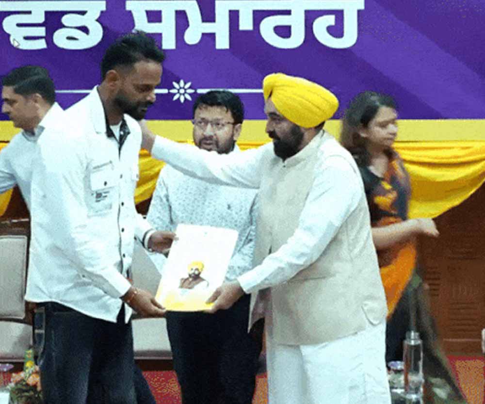 नए कर्मचारियों को नियुक्ति पत्र सौंपते हुए CM मान का बड़ा संदेश, ‘योग्यता ही नौकरी की असली पहचान’