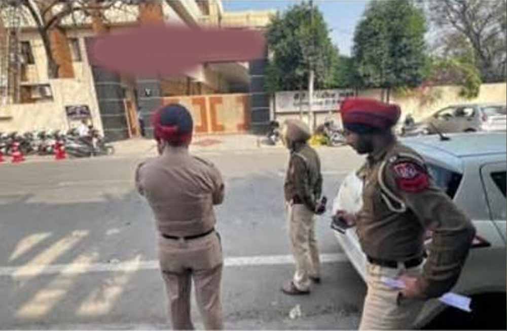 जालंधर में दाखिला नहीं मिलने पर कॉलेज के बाहर बवाल, अभिभावकों ने किया सड़क जाम