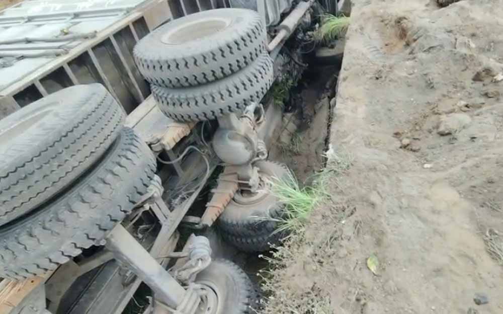 जालंधर-अमृतसर हाईवे पर बड़ा हादसा, फ्लाईओवर से गिरा टिप्पर, यातायात घंटों प्रभावित