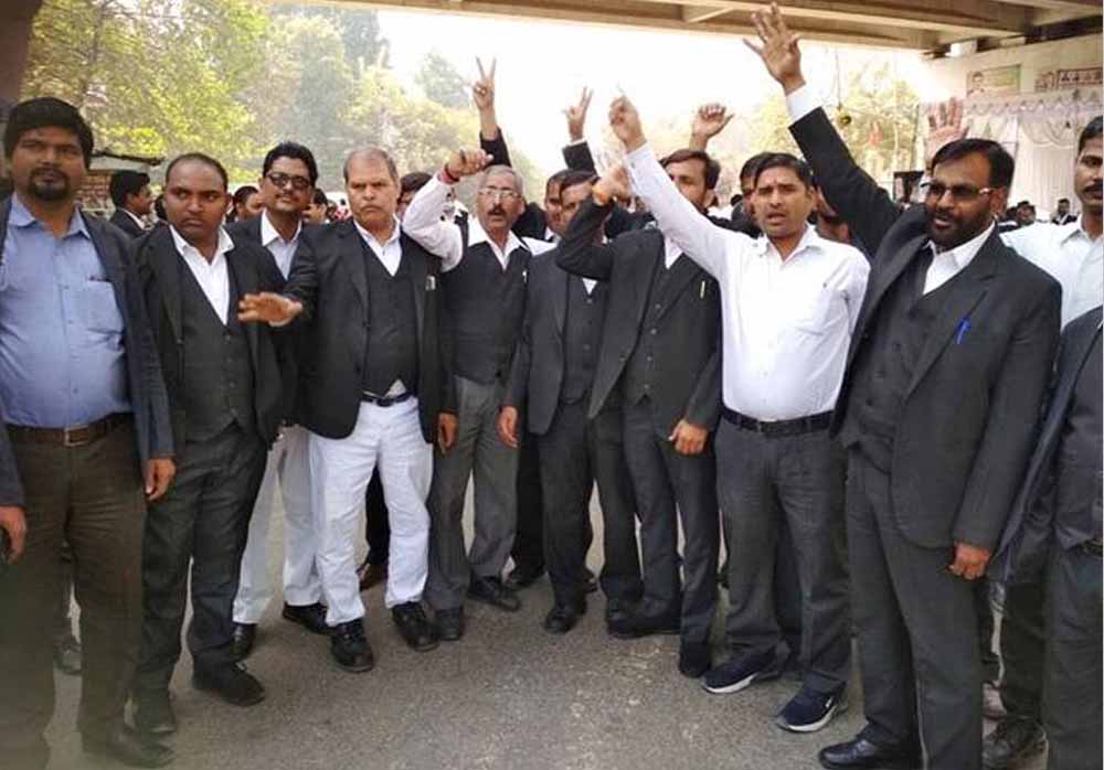 पंजाब में वकीलों की हड़ताल से न्यायिक कामकाज प्रभावित, अदालतों में ठप पड़े काम पंजाब में वकीलों की हड़ताल से न्यायिक कामकाज प्रभावित, अदालतों में ठप पड़े काम