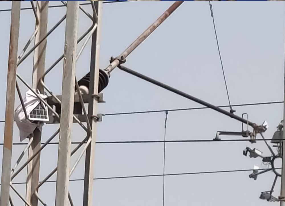 Punjab News: अमृतसर के रेलवे ट्रैक के नजदीक मिला संदिग्ध कैमरा, मौके पर पहुंचीं जांच एजेंसियां Punjab News: अमृतसर के रेलवे ट्रैक के नजदीक मिला संदिग्ध कैमरा, मौके पर पहुंचीं जांच एजेंसियां