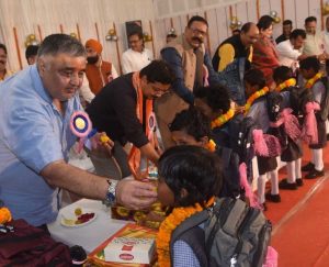 पर्यटन मंत्री राजेश अग्रवाल ने नवप्रवेशी बच्चों का किया आत्मीय स्वागत पर्यटन मंत्री राजेश अग्रवाल ने नवप्रवेशी बच्चों का किया आत्मीय स्वागत