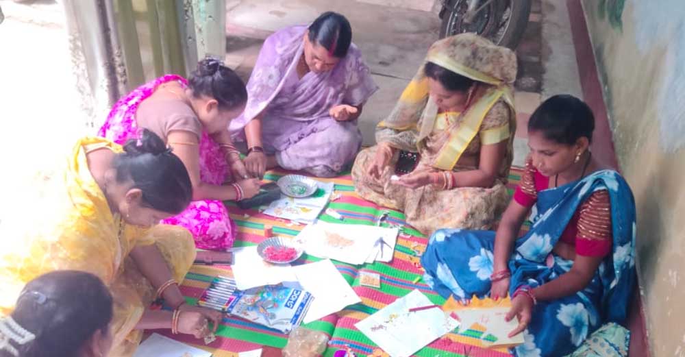 रायगढ़ में स्व-सहायता समूह की दीदियों ने तैयार कीं अनोखी बीज राखियां रायगढ़ में स्व-सहायता समूह की दीदियों ने तैयार कीं अनोखी बीज राखियां
