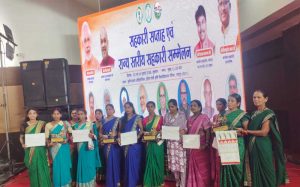 मुख्यमंत्री विष्णुदेव साय ने जशपुर के वन धन विकास केंद्र पंचक्की की महिला स्व-सहायता समूह को किया सम्मानित मुख्यमंत्री विष्णुदेव साय ने जशपुर के वन धन विकास केंद्र पंचक्की की महिला स्व-सहायता समूह को किया सम्मानित