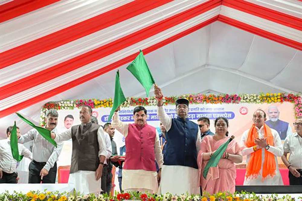 मुख्यमंत्री ने डॉ. अंबेडकर नगर-माता वैष्णोदेवी कटरा मालवा-एक्सप्रेस को निशातपुरा स्टेशन से झंडी दिखाकर किया रवाना