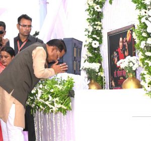 मुख्यमंत्री विष्णुदेव साय ने पद्म विभूषण स्व. डॉ. तीजन बाई को दी भावभीनी श्रद्धांजलि : गनियारी में आयोजित दशगात्र एवं श्रद्धांजलि सभा में हुए शामिल मुख्यमंत्री विष्णुदेव साय ने पद्म विभूषण स्व. डॉ. तीजन बाई को दी भावभीनी श्रद्धांजलि : गनियारी में आयोजित दशगात्र एवं श्रद्धांजलि सभा में हुए शामिल