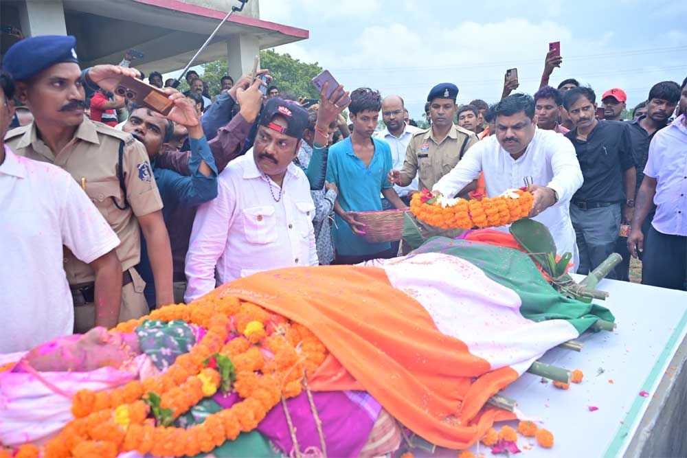 शिक्षा मंत्री ने दी पद्मविभूषण डॉ. तीजन बाई को भावभीनी श्रद्धांजलि, उनकी अंतिम संस्कार में रहे शामिल शिक्षा मंत्री ने दी पद्मविभूषण डॉ. तीजन बाई को भावभीनी श्रद्धांजलि, उनकी अंतिम संस्कार में रहे शामिल
