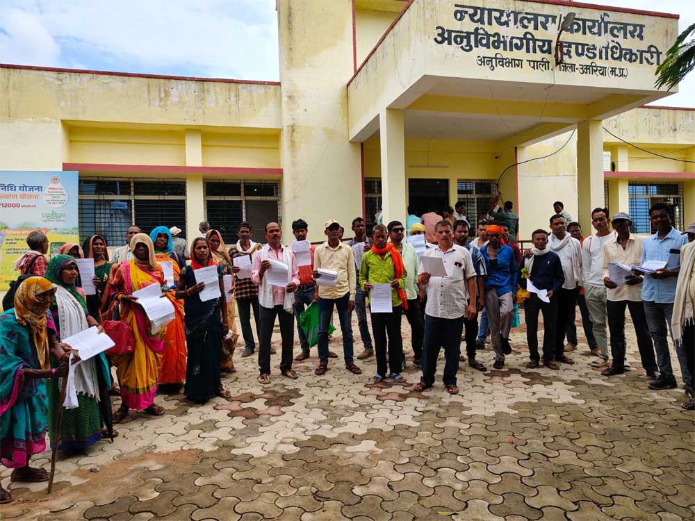 रमा सीमेंट को सतही अधिकार देने के विरोध में किसानों का प्रदर्शन