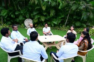 रायपुर में हुई आत्मीय भेंट, वित्त मंत्री ने दी बधाई और उज्ज्वल भविष्य के लिए शुभकामनाएं रायपुर में हुई आत्मीय भेंट, वित्त मंत्री ने दी बधाई और उज्ज्वल भविष्य के लिए शुभकामनाएं