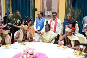 महामहिम राष्ट्रपति द्रौपदी मुर्मु के आत्मीय स्वागत से बस्तर का प्रतिनिधिमंडल हुआ अभिभूत महामहिम राष्ट्रपति द्रौपदी मुर्मु के आत्मीय स्वागत से बस्तर का प्रतिनिधिमंडल हुआ अभिभूत