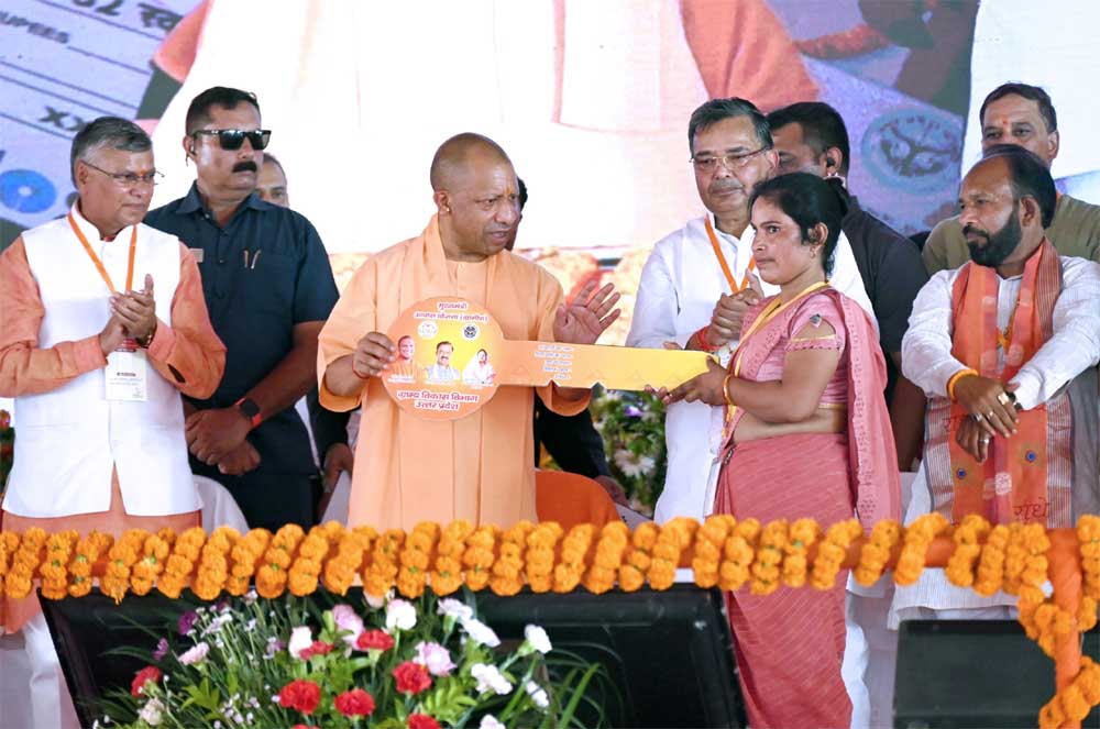 मैनपुरी में मुख्यमंत्री योगी ने योजनाओं के लाभार्थियों को दी बड़ी सौगात