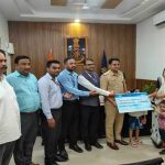 दमोह में दिवंगत दो पुलिसकर्मियों के आश्रितों को 1-1 करोड़ रूपए की बीमा दावा राशि प्रदान