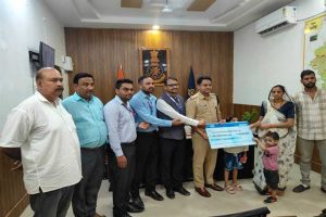 दमोह में दिवंगत दो पुलिसकर्मियों के आश्रितों को 1-1 करोड़ रूपए की बीमा दावा राशि प्रदान