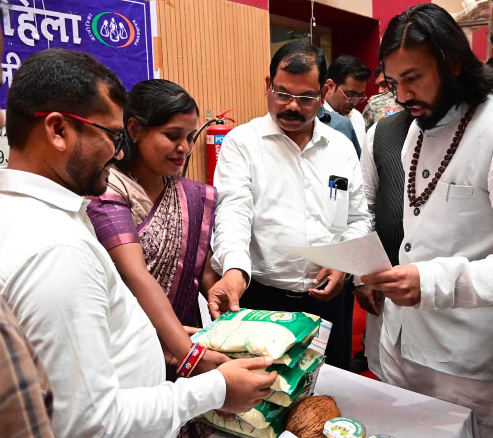 बिहान से जुड़ी स्व-सहायता समूहों की महिलाओं के जैविक उत्पाद को जनप्रतिनिधियों और नागरिकों का भरपूर समर्थन