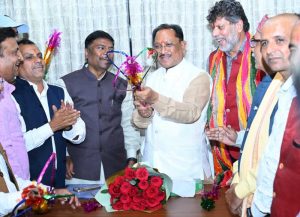 मुख्यमंत्री ने तुपकी चलाकर दी भगवान जगन्नाथ को प्रतीकात्मक सलामी मुख्यमंत्री ने तुपकी चलाकर दी भगवान जगन्नाथ को प्रतीकात्मक सलामी