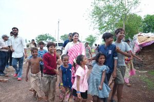 डॉ. वर्णिका शर्मा के प्रयास से बदली तकदीर, दो भाई फिर बने स्कूल के छात्र डॉ. वर्णिका शर्मा के प्रयास से बदली तकदीर, दो भाई फिर बने स्कूल के छात्र