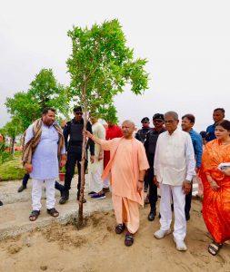 मुख्यमंत्री ने गोरखपुर से किया एक दिन में 35 करोड़ पौधरोपण के लक्ष्य वाले पौधरोपण महायज्ञ 2026 का शुभारंभ