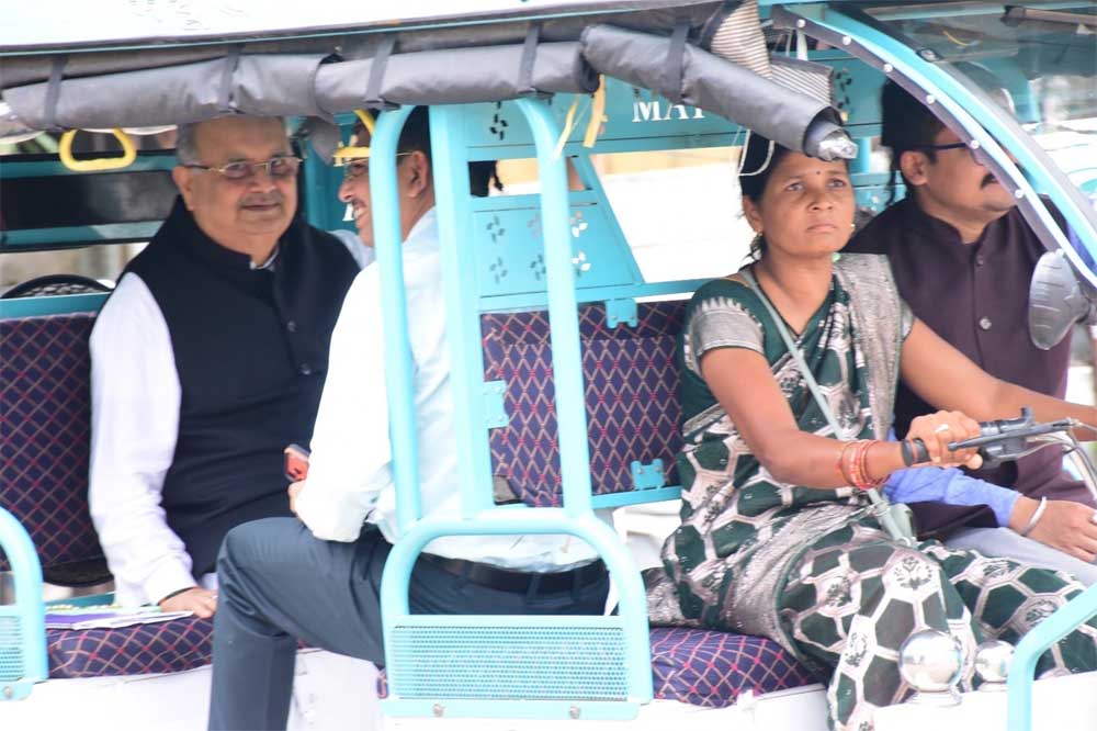 महिलाएं हो रही हैं सशक्त एवं सक्षम ई-रिक्शा में बैठकर स्पीकर हाउस के लिए रवाना हुए विधानसभा अध्यक्ष डॉ. रमन सिंह महिलाएं हो रही हैं सशक्त एवं सक्षम ई-रिक्शा में बैठकर स्पीकर हाउस के लिए रवाना हुए विधानसभा अध्यक्ष डॉ. रमन सिंह