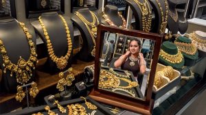 सोना-चांदी खरीदने वालों के लिए खुशखबरी! चांदी ₹6,600 लुढ़की, गोल्ड रेट में भी आई गिरावट सोना-चांदी खरीदने वालों के लिए खुशखबरी! चांदी ₹6,600 लुढ़की, गोल्ड रेट में भी आई गिरावट