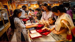 सर्राफा बाजार में भारी गिरावट, चांदी ₹4,000 सस्ती, सोने के दाम भी लुढ़के