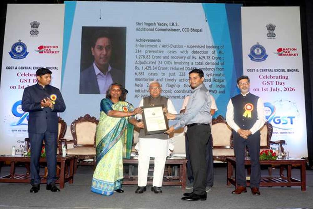 राज्यपाल ने नौवें जी.एस.टी. दिवस पर किया करदाताओं का सम्मान राज्यपाल ने नौवें जी.एस.टी. दिवस पर किया करदाताओं का सम्मान