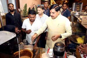 मुख्यमंत्री डॉ. यादव ने सड़क यात्रा के दौरान नागरिकों से किया संवाद मुख्यमंत्री डॉ. यादव ने सड़क यात्रा के दौरान नागरिकों से किया संवाद
