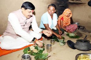 मुख्यमंत्री थांदला में पहुंचे बसंत सिंह बामनिया के घर मुख्यमंत्री थांदला में पहुंचे बसंत सिंह बामनिया के घर