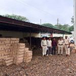 आलीराजपुर में लगभग 2 करोड़ रुपये मूल्य की 2004 पेटी अवैध अंग्रेजी शराब जब्त, दो कंटेनर वाहन सहित दो आरोपी गिरफ्तार आलीराजपुर में लगभग 2 करोड़ रुपये मूल्य की 2004 पेटी अवैध अंग्रेजी शराब जब्त, दो कंटेनर वाहन सहित दो आरोपी गिरफ्तार